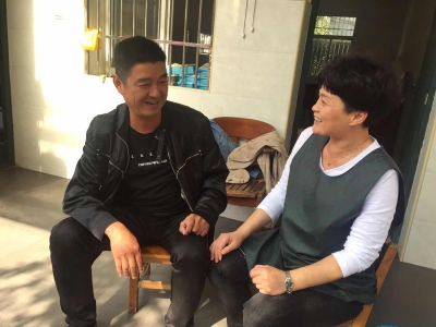 黨員走訪職工家屬，為同事解決疑難問題